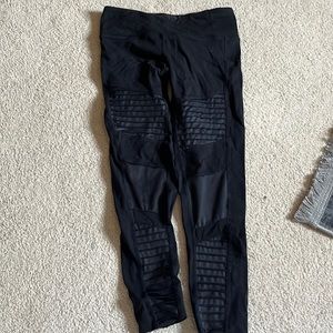 Hi I selling  this alo yoga black pants with ruffles